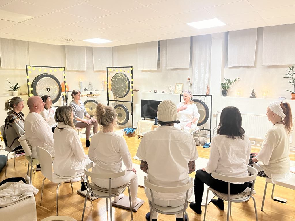 Yoga på stol ingår i den Medicinska yogadelen.